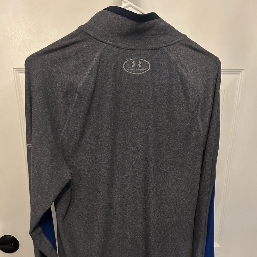Men’s size small Under Armour fitted all season gear